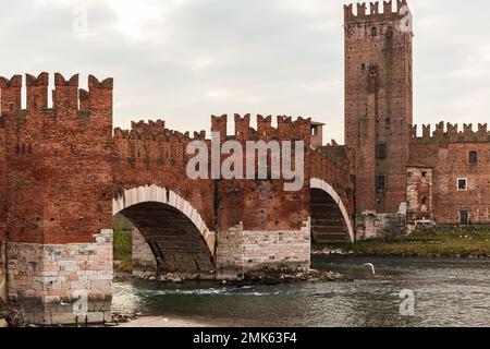 Panoramablick auf die Castelvecchio-Brücke in Verona, Italien, mit historischem Brückendesign und malerischer Umgebung Stockfoto