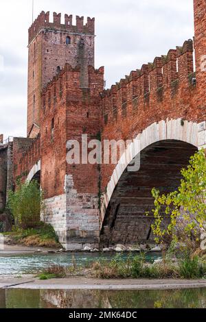 Panoramablick auf die Castelvecchio-Brücke in Verona, Italien, mit historischem Brückendesign und malerischer Umgebung Stockfoto