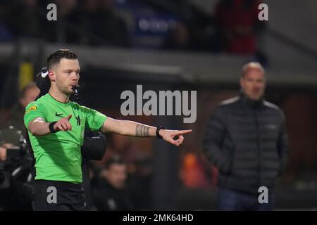 WAALWIJK, NIEDERLANDE - JANUAR 28: Schiedsrichter Robin Hensgens während des Eredivisie-Spiels zwischen RKC Waalwijk und FC Emmen im Mandemakers Stadion am 28. Januar 2023 in Waalwijk, Niederlande (Foto von Rene Nijhuis/Orange Pictures) Stockfoto