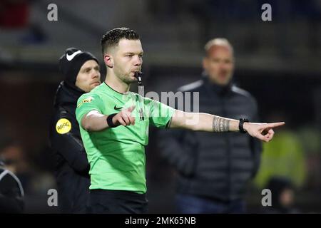 WAALWIJK - Schiedsrichter Robin Hensgens während des niederländischen Premier-League-Spiels zwischen RKC Waalwijk und dem FC Emmen im Mandemakers Stadium am 28. Januar 2023 in Waalwijk, Niederlande. ANP BART STOUTJESDYK Stockfoto