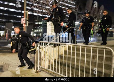 Los Angeles, Kalifornien, USA. 27. Januar 2023. Nachdem eine friedliche Wache vor dem LAPD-Hauptquartier gewalttätig wurde (nach der Veröffentlichung des Videobands, das fünf Polizisten aus Memphis zeigt, die den 29-jährigen Tyre Nichols an einer Haltestelle für Verkehrsverstöße zu Tode prügelten), Etwa 100 Polizisten des Los Angeles Police Department mit Aufruhr-Ausrüstung reagierten auf eine kleine Gruppe von Demonstranten, die Rauchbomben und Feuerwerkskörper auf Streifenwagen warfen. (Kreditbild: © Amy Katz/ZUMA Press Wire) NUR REDAKTIONELLE VERWENDUNG! Nicht für den kommerziellen GEBRAUCH! Stockfoto