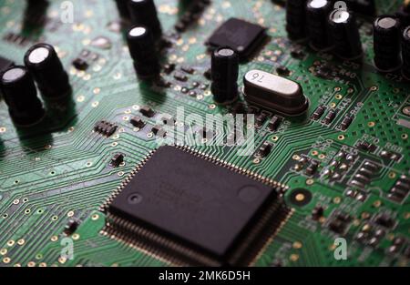Chip auf Leiterplatte (PCB). Mikroelektronischer Hintergrund. Stockfoto