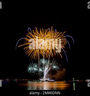 Feuerwerksexplosionen über dem Hafen von der Queen Annes Battery im Rahmen der 2022 in Plymouth, Devon, stattfindenden British Firework Championships. Anzeige durch Stockfoto