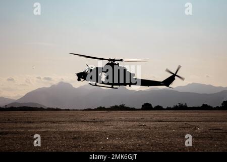 Ein Hubschrauber der UH-1Y Venom, der dem Light Attack Helicopter Squadron (HMLA) 773, 4. Marine Aircraft Wing, Marine Forces Reserve, zur Unterstützung der Special Purpose Marine Air-Ground Task Force UNITAS LXIII, zugewiesen wurde, schwebt im Rahmen der Übung UNITAS LXIII auf der Santa Cruz Air Force Base über einer Fluglinie der brasilianischen Luftwaffe, Rio de Janeiro, 6. September 2022. UNITAS bildet die Kräfte aus, um gemeinsame Seeoperationen durch die Ausführung von Operationen gegen die Oberfläche, gegen U-Boot, gegen die Luft, gegen amphibische und elektronische Kriegsführung durchzuführen, die die Kampffähigkeiten verbessern und die Interoperabilität zwischen den teilnehmenden n erhöhen Stockfoto