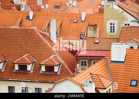 Kacheln Sie traditionelle orangefarbene Dächer von Häusern in Prag während der Reise. Stockfoto