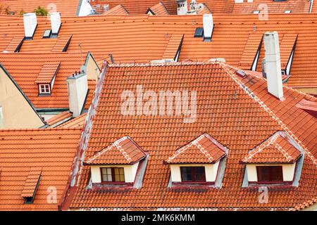 Orangefarbenes Ziegeldach von Gebäuden in Prag während der Reise. Stockfoto