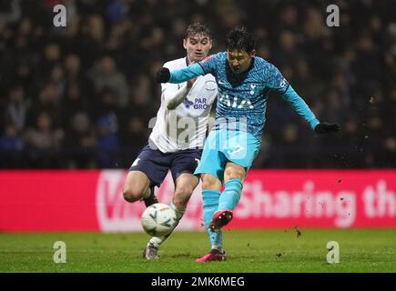 Tottenham Hotspur's Son Heung-min erzielt beim vierten Spiel des Emirates FA Cup im Deepdale Stadium, Preston, das zweite Tor seiner Seite. Foto: Samstag, 28. Januar 2023. Stockfoto