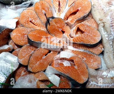 Viele frische, gekühlte Lachssteaks liegen auf dem Eis im Laden vor dem Sea Food Store, von oben aus gesehen Stockfoto