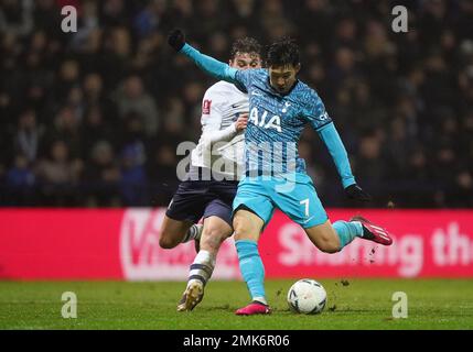 Tottenham Hotspur's Son Heung-min erzielt beim vierten Spiel des Emirates FA Cup im Deepdale Stadium, Preston, das zweite Tor seiner Seite. Foto: Samstag, 28. Januar 2023. Stockfoto