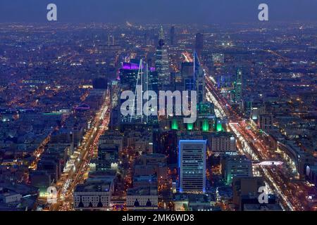 Panoramablick von der Sky Bridge, Blue Hour, Kingdom Center, Riad, Saudi-Arabien Stockfoto