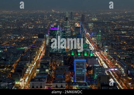 Panoramablick von der Sky Bridge, Blue Hour, Kingdom Center, Riad, Saudi-Arabien Stockfoto