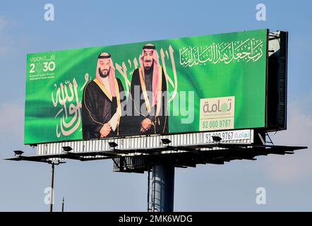Poster, König Salman bin Abdulaziz Al Saud und Kronprinz Mohammed bin Salman Al Saud auf einer Plakatwand, Vision 2030, Provinz Dammam Ash-Sharqiyyah Stockfoto