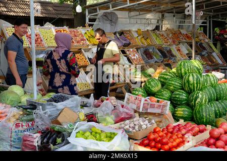 Obst- und Gemüsemarkt entlang der Straße, Kochkor, Kirgisistan Stockfoto