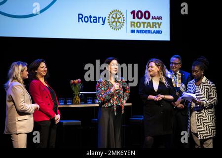 AMSTERDAM - Bürgermeisterin Femke Halsema anlässlich des 100. Jahrestags des Wohlfahrtsklubs Rotary Netherlands im International Theater Amsterdam. Der Rotary hat weltweit mehr als eine Million Mitglieder, die Niederlande haben etwa 16.000 Rotary-Mitglieder. Die Vereine sind hauptsächlich an Sozialprojekten beteiligt. ANP RAMON VAN FLYMEN niederlande raus - belgien raus Stockfoto