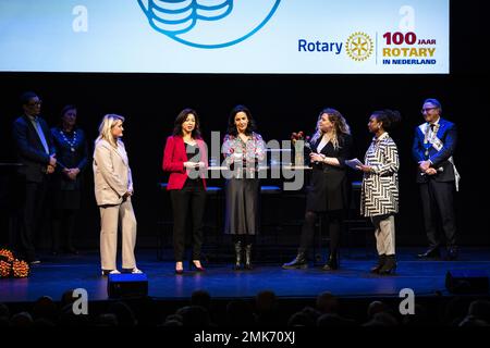 AMSTERDAM - Bürgermeisterin Femke Halsema anlässlich des 100. Jahrestags des Wohlfahrtsklubs Rotary Netherlands im International Theater Amsterdam. Der Rotary hat weltweit mehr als eine Million Mitglieder, die Niederlande haben etwa 16.000 Rotary-Mitglieder. Die Vereine sind hauptsächlich an Sozialprojekten beteiligt. ANP RAMON VAN FLYMEN niederlande raus - belgien raus Stockfoto