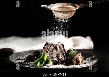 Schokoladenkuchen mit Puderzucker. Hochauflösendes Foto Stockfoto