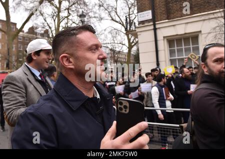 London, England, Großbritannien. 28. Januar 2023. Der britische rechtsextreme Anti-Islam-Aktivist STEPHEN CHRISTOPHER YAXLEY-LENNON alias TOMMY ROBINSON wird mit muslimischen Demonstranten vor der Londoner Botschaft Schwedens gesehen, nachdem der rechtsextreme Politiker und Anti-Islam-Provokateur Rasmus Paludan, ein dualer dänisch-schwedischer Staatsangehöriger, vor der türkischen Botschaft in Stockholm Koran verbrannt hat. (Kreditbild: © Thomas Krych/ZUMA Press Wire) NUR REDAKTIONELLE VERWENDUNG! Nicht für den kommerziellen GEBRAUCH! Kredit: ZUMA Press, Inc./Alamy Live News Stockfoto