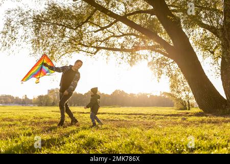 Vater Sohn spielt Drachen-Park. Hochauflösendes Foto Stockfoto