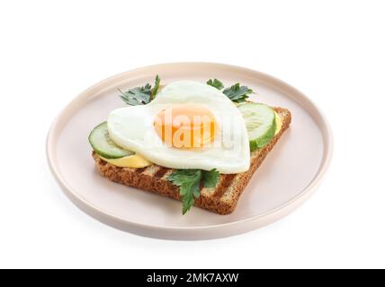 Teller mit leckerem Sandwich mit herzförmigem Spiegelei, isoliert auf Weiß Stockfoto