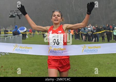 Blackburn, Großbritannien. Samstag, 28. Januar 2023. Leichte Dusche. Phillipa Williams, Hallamshire Harriers Sheffield, nein 96 gewinnt Northern Athletics 2023 Start Fitness Northern Cross Country Championships, Seniorenrennen. Witton Park, Blackburn. © Yoko Shelley Credit: Yoko Shelley/Alamy Live News Stockfoto