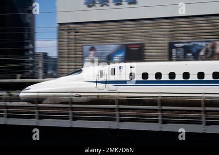 Tokio, Japan. 28. Januar 2023. Ein JR Central N700 Series TÅkaidÅ Shinkansen, der einen Nozomi-Service zwischen dem Bahnhof Tokio, Shin-Osaka und Nagoya anbietet und an einem kalten Wintertag durch das Stadtviertel Ginza von Tokio fährt. Die Strecken TÅkaidÅ und Sanyo Shinkansen bieten mit Central Japan Railway Corporation aufgrund von starkem Schnee in Japan einen reduzierten Service an (JR Tokai) Annullierung und Aussetzung des Intercity-Hochgeschwindigkeitszugs zwischen Tokio und Nagoya/Osaka/Kyoto aufgrund von Schneesturm auf der Strecke, festgefahrenen Pendlern und verspäteten Reisen. A JR Central N700 Series TÅkaidÅ Shinkansen o Stockfoto