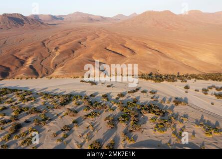 Das trockene Bett des Flusses Hoarusib und der angrenzenden Badlands, Luftaufnahme, Drohnenschuss, Kaokoland, Region Kunene, Namibia Stockfoto