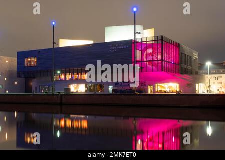 Deutsches Auswanderungshaus, Neuer Hafen, Havenwelten, Nachtaufnahme, Reflexion im Wasser, Bremerhaven, Bremen, Deutschland Stockfoto