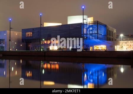 Deutsches Auswanderungshaus, Neuer Hafen, Havenwelten, Nachtaufnahme, Reflexion im Wasser, Bremerhaven, Bremen, Deutschland Stockfoto