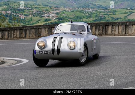 Mille Miglia 2014, Nr. 138 BMW 328 Berlinetta Touring, erbaut im Oldtimer-Rennen 1939. San Marino, Italien Stockfoto