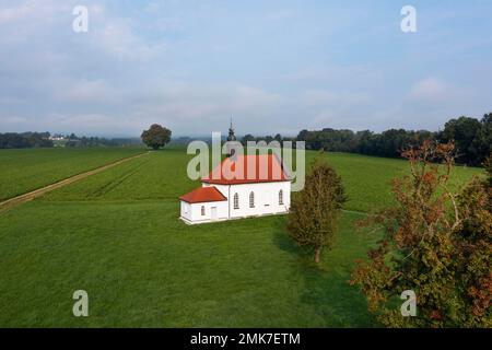 Drohnenbild, Landschaftsbild mit Dobl-Kapelle bei Reichersberg, Innviertel, Oberösterreich, Österreich Stockfoto