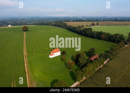 Drohnenbild, Landschaftsbild mit Dobl-Kapelle bei Reichersberg, Innviertel, Oberösterreich, Österreich Stockfoto