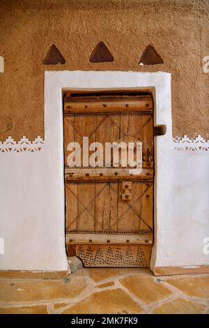 Alte Tür in Al Masmak Fort, historische Festung, erbaut im Jahr 1865, in der Altstadt von Riad, Saudi-Arabien Stockfoto