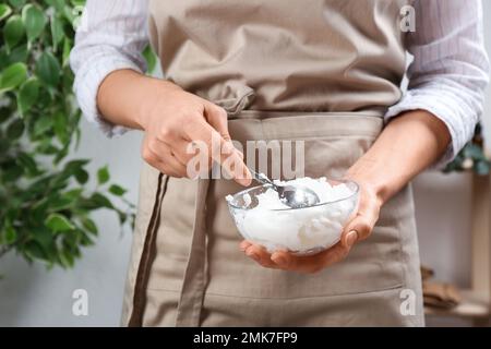 Frau, die natürliche handgemachte Seife im Haus macht, Nahaufnahme Stockfoto