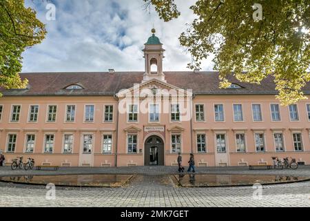 Altes Gymnasium, Schulplatz, Neuruppin, Ostprignitz-Ruppin, Brandenburg, Deutschland Stockfoto