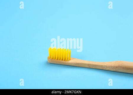 Zahnbürste aus Bambus auf hellblauem Hintergrund Stockfoto