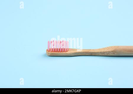 Zahnbürste aus Bambus auf hellblauem Hintergrund Stockfoto