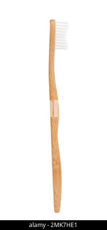Bambuszahnbürste mit weichen, auf weiß isolierten Borsten Stockfoto