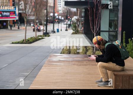 Seattle, USA. 25. Januar 2023. Eine Person vor dem neuen Seattle Convention Center Summit. Stockfoto