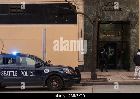 Seattle, USA. 24. Januar 2023. Die Polizei reagiert auf eine zertrümmerte Tür im Pioneer Square Lyon Gebäude. Stockfoto