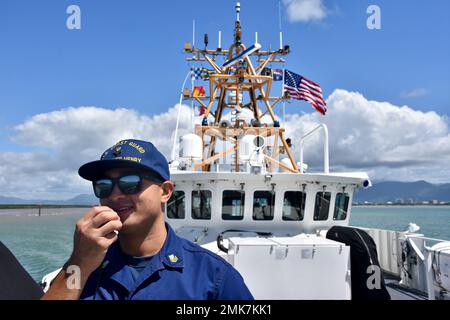 Der Schnellabschneider USCGC Oliver Henry (WPC 1140) der Sentinel-Klasse verlässt Cairns, Australien, 6. September 2022. Beim Abflug nahmen sie an einem multilateralen Formationsschiff mit Crews aus Australien und Fidschi Teil, während die anderen Schiffe zur Übung Kakadu vor Darwin abreisten. (USA Foto der Küstenwache, Kleinoffizier der Klasse 2., Sean Ray Blas) Stockfoto