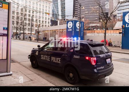 Seattle, USA. 24. Januar 2023. Die Polizei reagiert auf eine zertrümmerte Tür im Pioneer Square Lyon Gebäude. Stockfoto