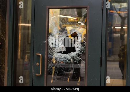 Seattle, USA. 24. Januar 2023. Die Polizei reagiert auf eine zertrümmerte Tür im Pioneer Square Lyon Gebäude. Stockfoto