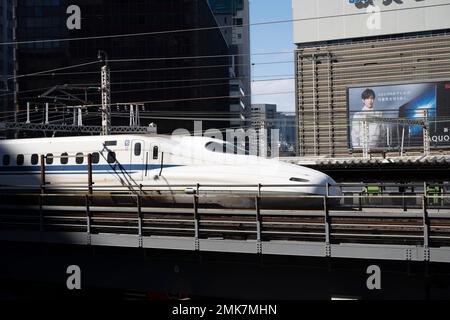 Tokio, Japan. 28. Januar 2023. Ein JR Central N700 Series TÅkaidÅ Shinkansen, der einen Nozomi-Service zwischen dem Bahnhof Tokio, Shin-Osaka und Nagoya anbietet und an einem kalten Wintertag durch das Stadtviertel Ginza von Tokio fährt. Die Strecken TÅkaidÅ und Sanyo Shinkansen bieten mit Central Japan Railway Corporation aufgrund von starkem Schnee in Japan einen reduzierten Service an (JR Tokai) Annullierung und Aussetzung des Intercity-Hochgeschwindigkeitszugs zwischen Tokio und Nagoya/Osaka/Kyoto aufgrund von Schneesturm auf der Strecke, festgefahrenen Pendlern und verspäteten Reisen. A JR Central N700 Series TÅkaidÅ Shinkansen o Stockfoto