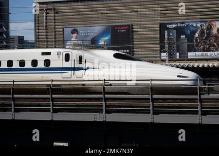 Tokio, Japan. 28. Januar 2023. Ein JR Central N700 Series TÅkaidÅ Shinkansen, der einen Nozomi-Service zwischen dem Bahnhof Tokio, Shin-Osaka und Nagoya anbietet und an einem kalten Wintertag durch das Stadtviertel Ginza von Tokio fährt. Die Strecken TÅkaidÅ und Sanyo Shinkansen bieten mit Central Japan Railway Corporation aufgrund von starkem Schnee in Japan einen reduzierten Service an (JR Tokai) Annullierung und Aussetzung des Intercity-Hochgeschwindigkeitszugs zwischen Tokio und Nagoya/Osaka/Kyoto aufgrund von Schneesturm auf der Strecke, festgefahrenen Pendlern und verspäteten Reisen. A JR Central N700 Series TÅkaidÅ Shinkansen o Stockfoto