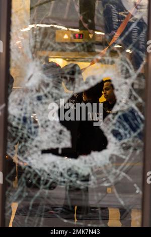 Seattle, USA. 24. Januar 2023. Die Polizei reagiert auf eine zertrümmerte Tür im Pioneer Square Lyon Gebäude. Stockfoto
