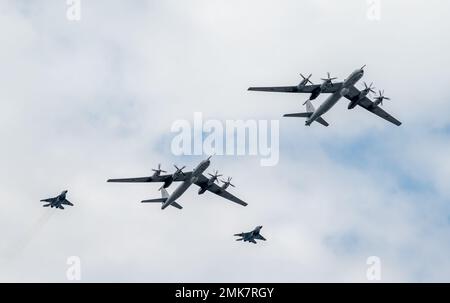 31. Juli 2022, St. Petersburg, Russland. Tupolev TU-142M3 U-Boot-Abwehrflugzeug mit großer Reichweite und Mikoyan MiG-29K-Trägerjäger an der Stockfoto