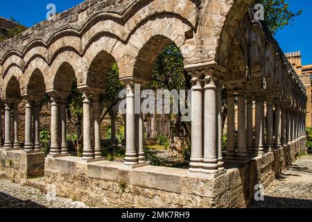 Kloster aus dem 13. Jahrhundert, Chiesa San Giovanni degli Eremiti, mit arabisch-normannischer Architektur, Palermo, Sizilien, Palermo, Sizilien, Italien Stockfoto