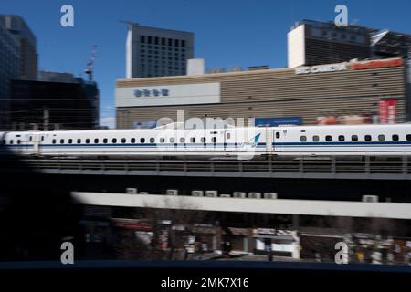 Tokio, Japan. 28. Januar 2023. Ein JR Central N700 Series TÅkaidÅ Shinkansen, der einen Nozomi-Service zwischen dem Bahnhof Tokio, Shin-Osaka und Nagoya anbietet und an einem kalten Wintertag durch das Stadtviertel Ginza von Tokio fährt. Die Strecken TÅkaidÅ und Sanyo Shinkansen bieten mit Central Japan Railway Corporation aufgrund von starkem Schnee in Japan einen reduzierten Service an (JR Tokai) Annullierung und Aussetzung des Intercity-Hochgeschwindigkeitszugs zwischen Tokio und Nagoya/Osaka/Kyoto aufgrund von Schneesturm auf der Strecke, festgefahrenen Pendlern und verspäteten Reisen. A JR Central N700 Series TÅkaidÅ Shinkansen o Stockfoto