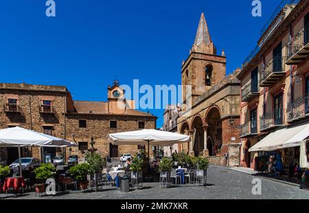 Matrice Vecchia Kirche auf der Piazza 1350, Castelbuono in den Madonie Hügeln mit historischem Zentrum, Castelbuono, Sizilien, Italien Stockfoto