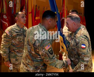 Brig. General Daryl O. Hood erhält die Farben von LT. General Paul Calvert, dem stellvertretenden Generalkommandierenden für das U.S. Army Forces Command, September 7, während einer Befehlswechselzeremonie im Myer Auditorium auf dem Aberdeen Proving Ground, Maryland. Hood ist der neunte kommandierende General, der das Kommando seit seiner Gründung im Jahr 2004 leitet, als Reaktion auf die anerkannte Notwendigkeit, die aktiven Komponenten der US-Armee in den Bereichen chemische, biologische, radiologische, nukleare (CBRN) und explosive Ordnance Disposal (EOD) zu organisieren. Stockfoto